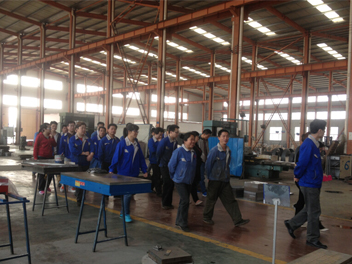 臨清市魯磁科技制造有限公司-鄧科長帶領(lǐng)員工檢查衛(wèi)生