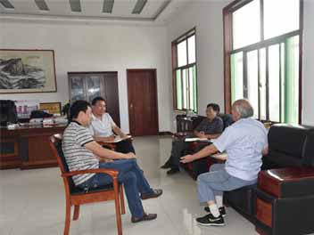 青島重工集團(tuán)王工和采購(gòu)部部長(zhǎng)來魯磁科技洽談業(yè)務(wù)